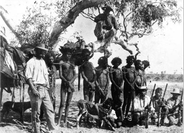 40,000多年前，土著居民定居澳大利亞大陸。他們屬遊牧民族，分散在整個澳洲上，在歐洲人佔領之前，有五百多個部落，人數達七十五萬之多