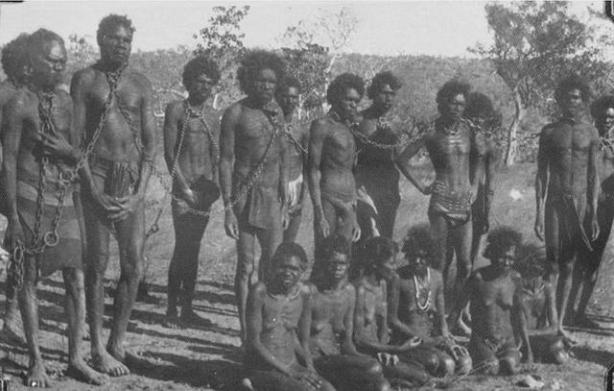 由於土地與生活資源的衝突，而土著人原始的武器根本無法抵抗外來的侵略，至少有2萬土著人死於土地的衝突，許多土著人淪為奴隸。