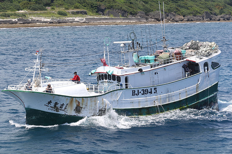 「我明明沒有錯，卻被日本當成犯人對待。」潘建鵬說，船被扣當天，天空有多架無人飛機，他的船則被多艘公務船團團圍住，數量是台灣巡