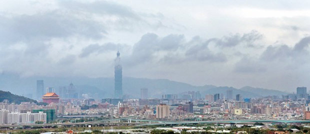 台灣西半部昨空氣品質惡化，中部及雲嘉南地區PM2.5濃度甚至達到「紫爆」等級。台北市空氣品質雖稍好，但天空也是一片霧茫茫。 攝影：蘇
