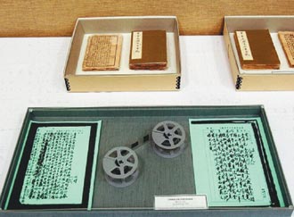 蒋日记手稿原件（上）和胡佛档案馆制作的复制件（下）